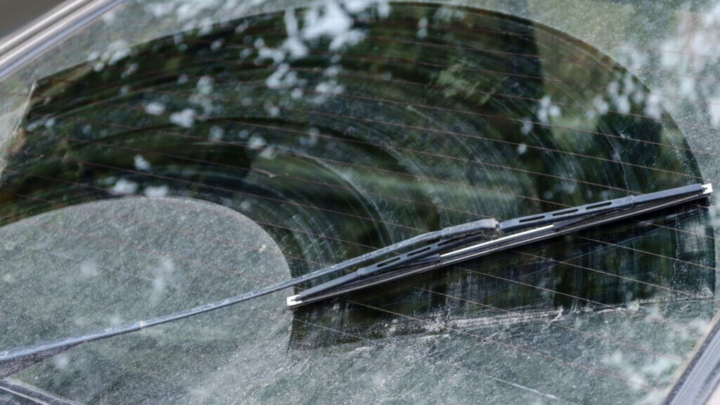 Dùng nước xịt kính ô tô, dung dịch rửa kính xe ô tô! Sai lầm tai hại nhiều người mắc phải!