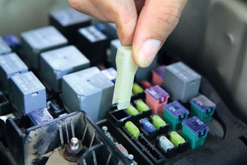 Đang lưu thông ôtô đứt cầu chì, xử lý thế nào?