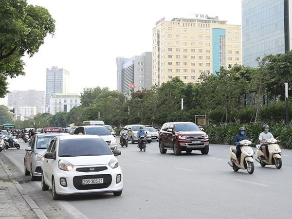 Đề xuất cấm ô tô dừng quá 5 phút: Không dễ thực hiện