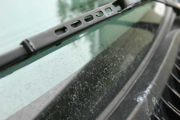 Hướng dẫn cách tẩy kính ô tô bị ố dễ dàng tại nhà